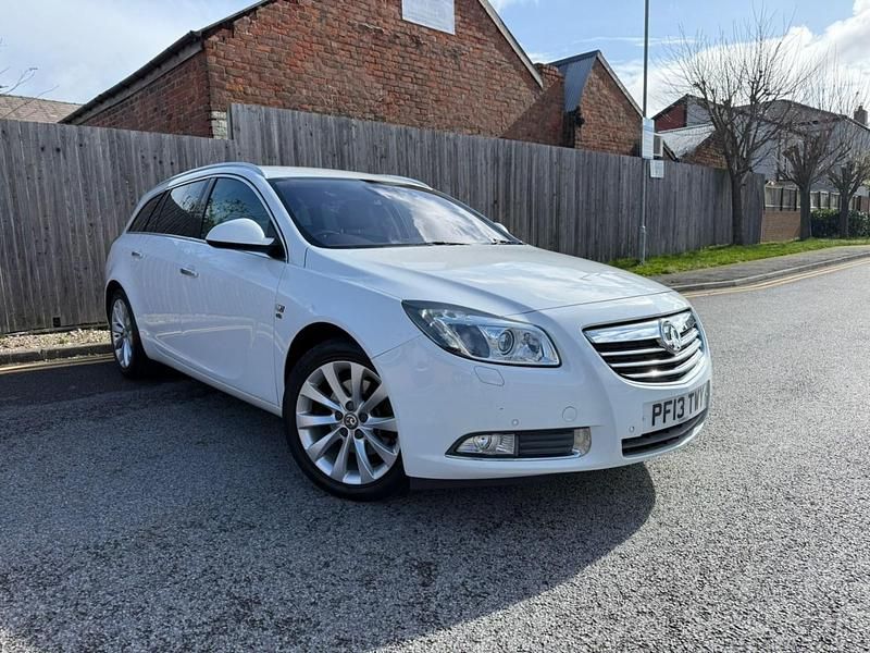 Used Vauxhall Insignia Elite 160 HP (117 kW) 2013 White Estate