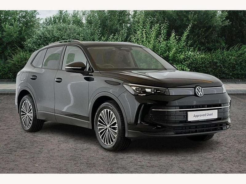 Black Used 2025 VW Tiguan Match SUV | £30,790 (Good price) - Image 1/4