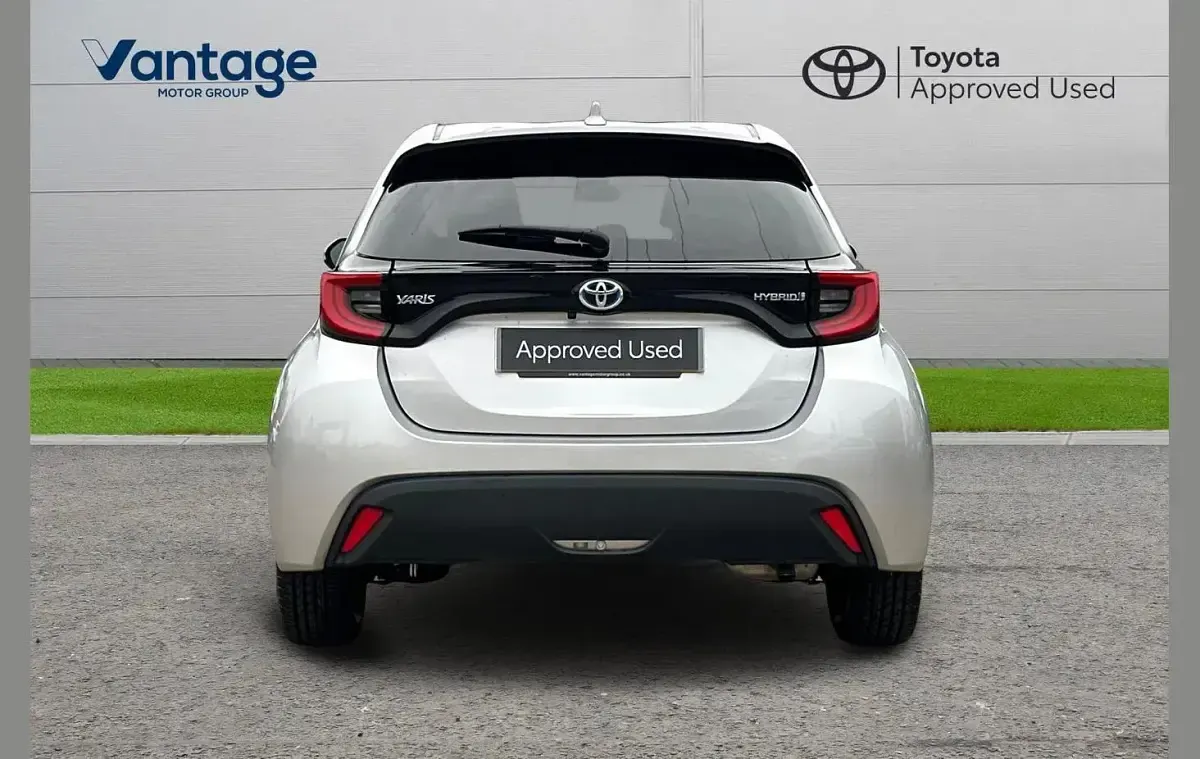 Used Toyota Yaris Design 113 HP (83 kW) 2023 Silver Hatchback