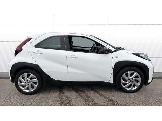 Used Toyota Aygo X PURE 72 HP (52 kW) 2023 White SUV