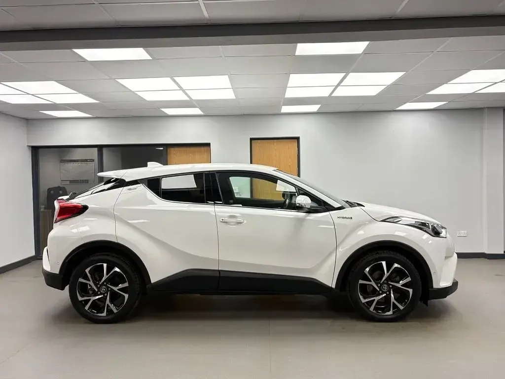 Used Toyota C-HR Design 122 HP (89 kW) 2019 White SUV