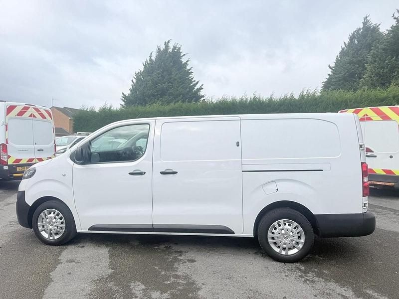 Second-hand Vauxhall Vivaro 145 CP (106 kW) 2023 Alb Monovolum