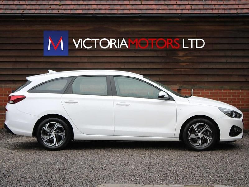 Used Hyundai i30 SE 2022 White Estate