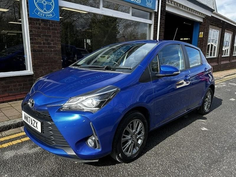 Used Toyota Yaris 111 HP (81 kW) 2017 Blue Hatchback