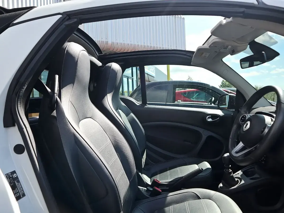Used Smart ForTwo Cabrio Premium 90 HP (66 kW) 2019 White Cabriolet