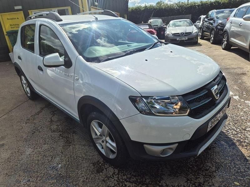 Używany Dacia Sandero Lauréate 90 KM (66 kW) 2016 Biały Hatchback