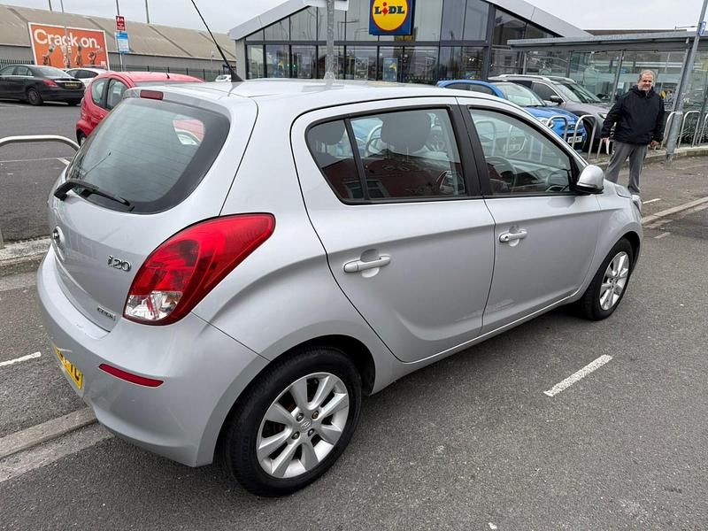 Begagnad Hyundai i20 Active 75 HK (55 kW) 2013 Silver Halvkombi