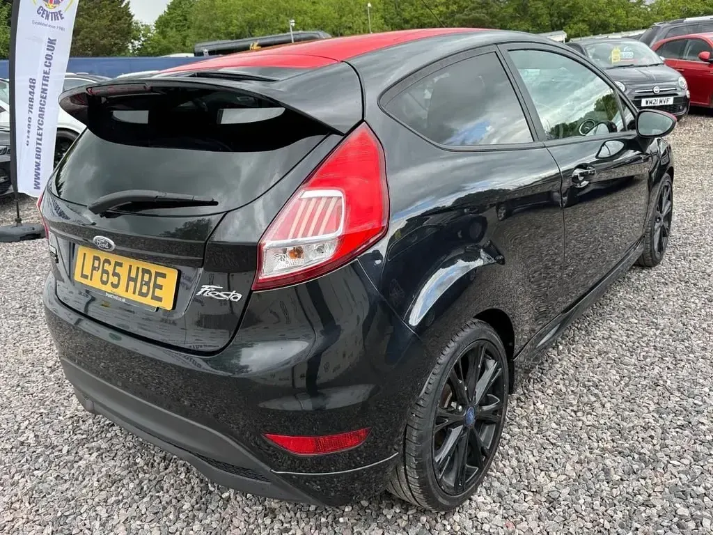 Usado Ford Fiesta Zetec 140 HP (102 kW) 2016 Preto Citadino