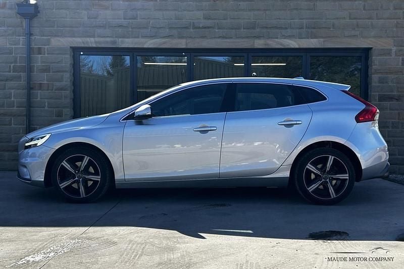 Begagnad Volvo V40 R-Design 122 HK (89 kW) 2017 Silver Halvkombi