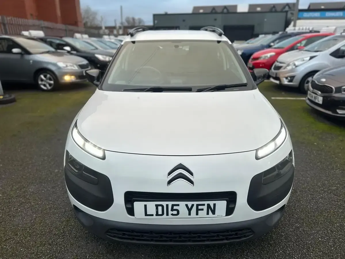 Used Citroën C4 Cactus Feel 100 HP (73 kW) 2015 White Hatchback