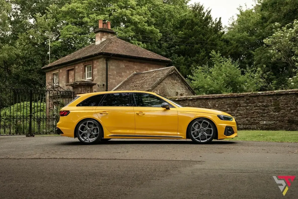 Used Audi RS4 Design 470 HP (345 kW) 2024 Yellow Estate