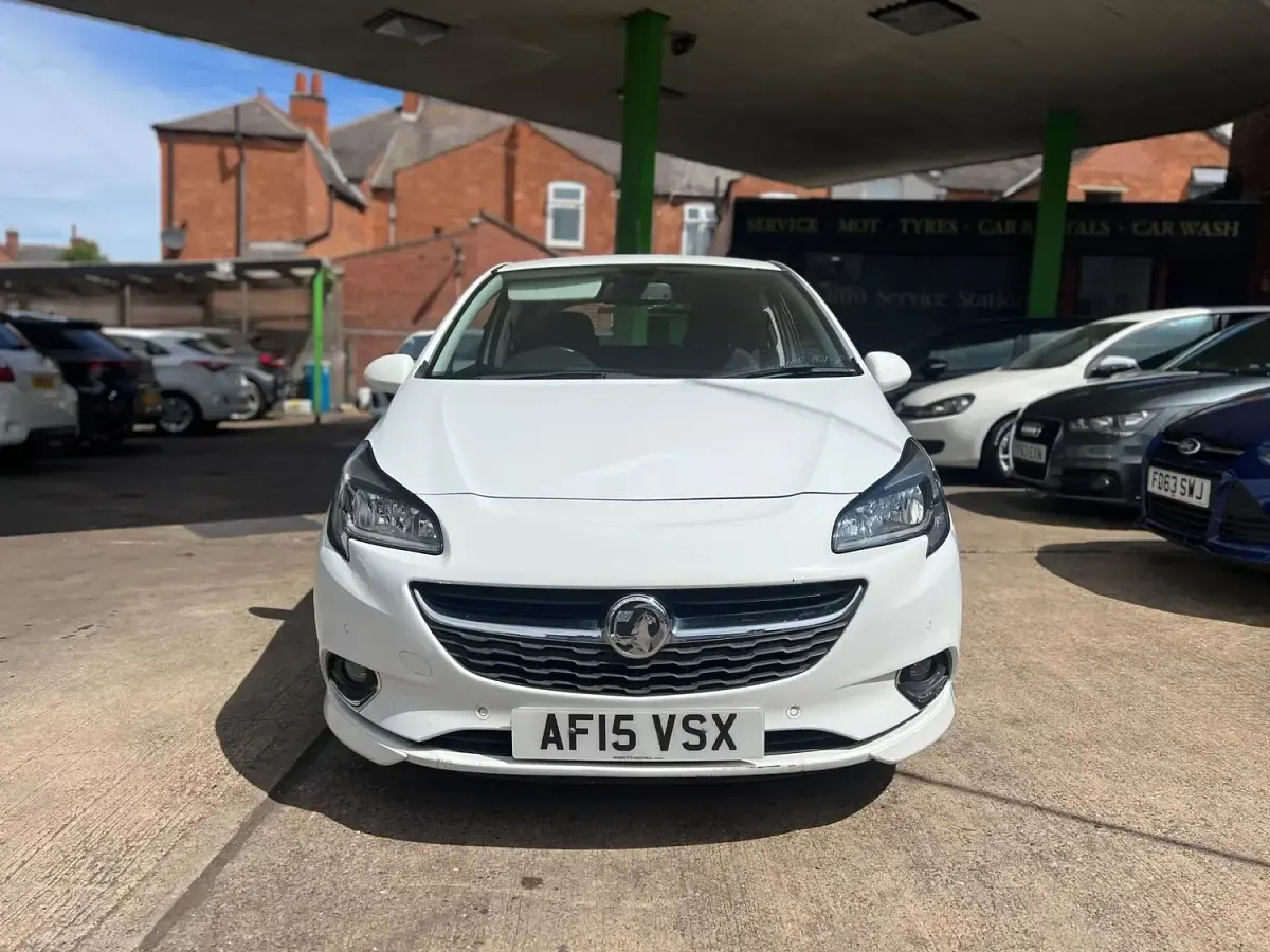 Used Vauxhall Corsa SRi 90 HP (66 kW) 2015 White Hatchback