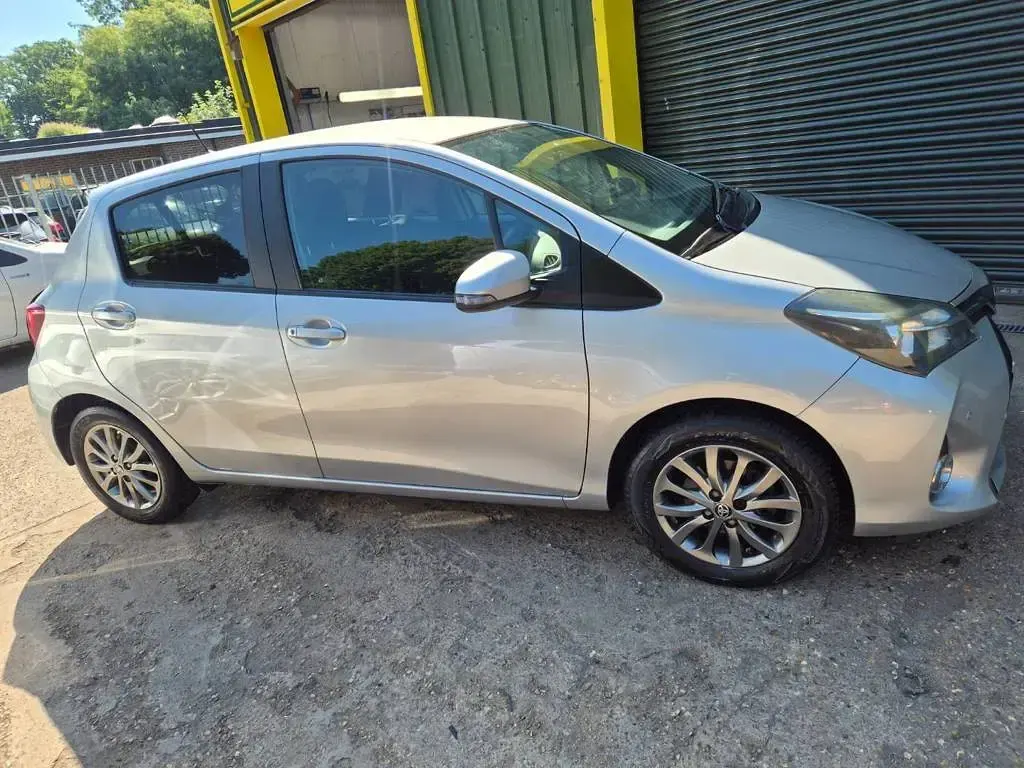 Used Toyota Yaris 99 HP (72 kW) 2016 Silver Hatchback