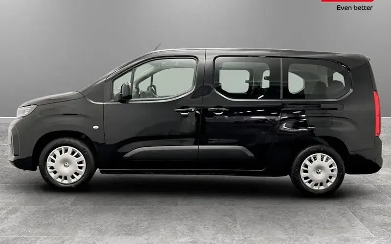 Second-hand Vauxhall Combo Design Edition 100 kW (136 CP) 2026 Monovolum