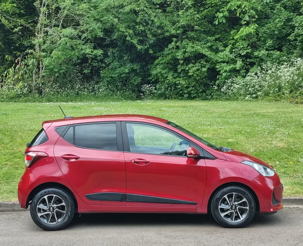 Begagnad Hyundai i10 Premium 87 HK (63 kW) 2017 Röd Halvkombi