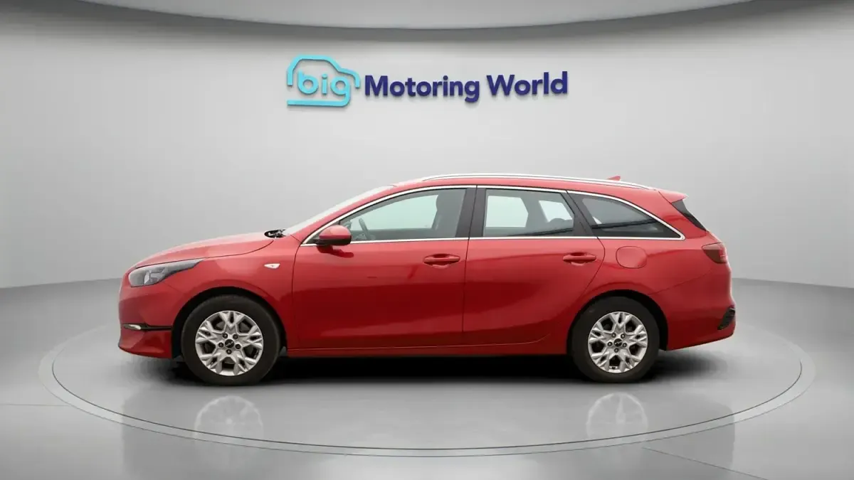 Begagnad Kia Ceed 2024 Röd Halvkombi