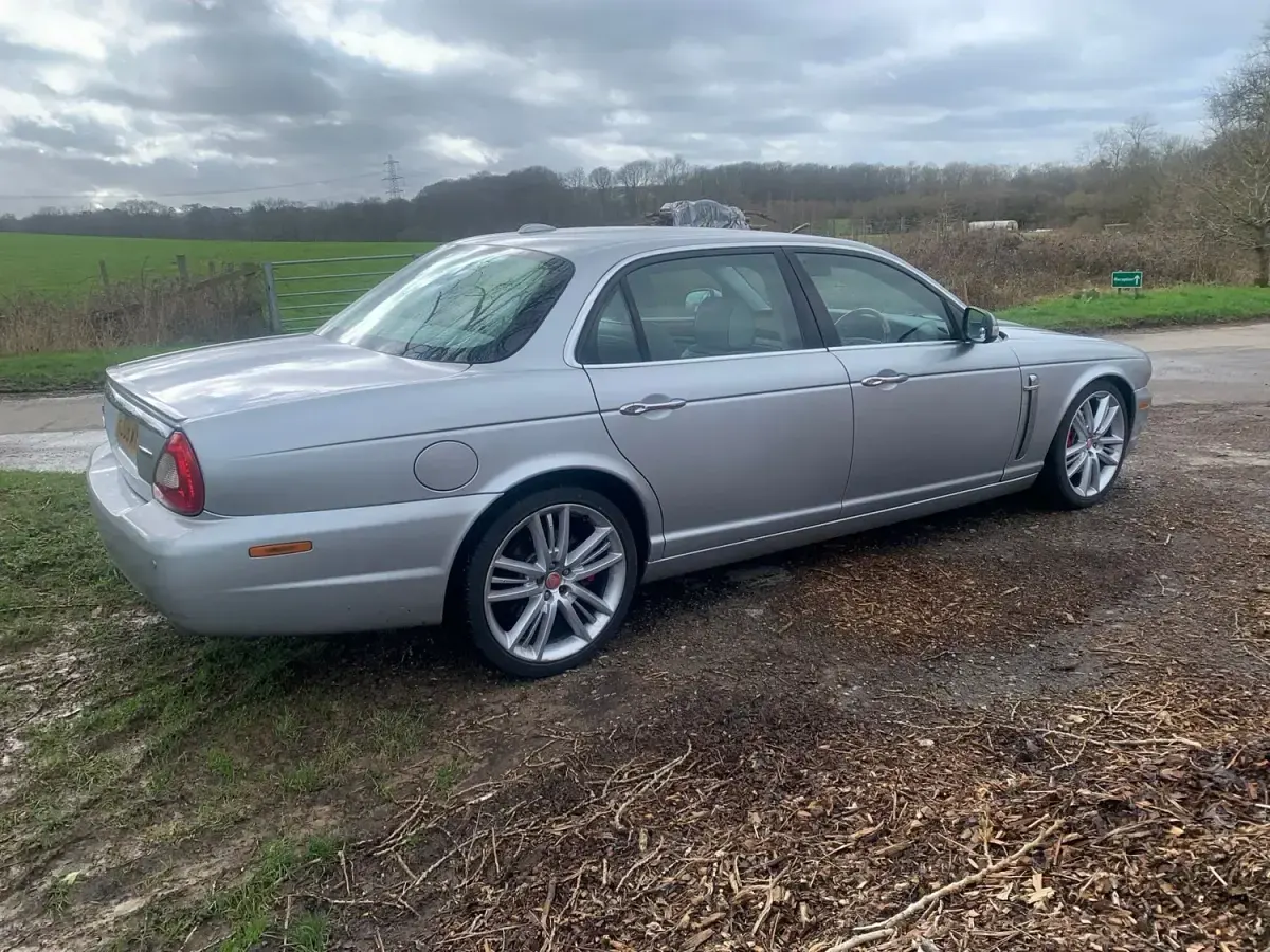 Usado Jaguar XJ Sovereign 204 HP (150 kW) 2008 Prateado Sedan