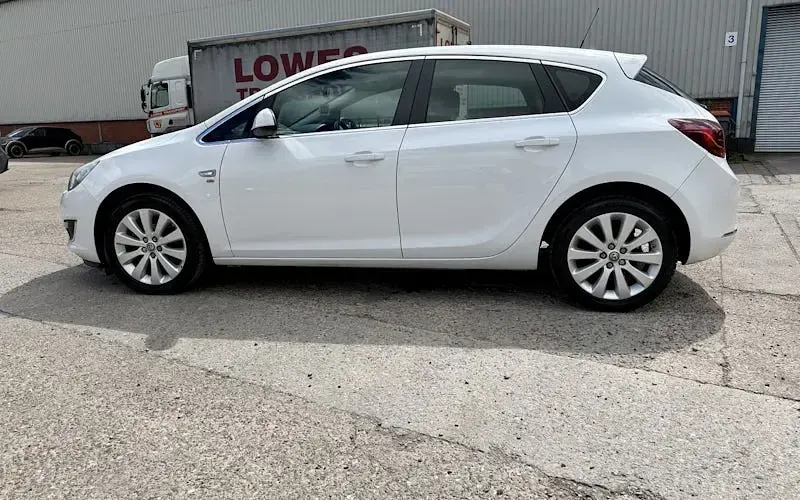Second-hand Vauxhall Astra Elite 116 CP (85 kW) 2015 Alb Hatchback