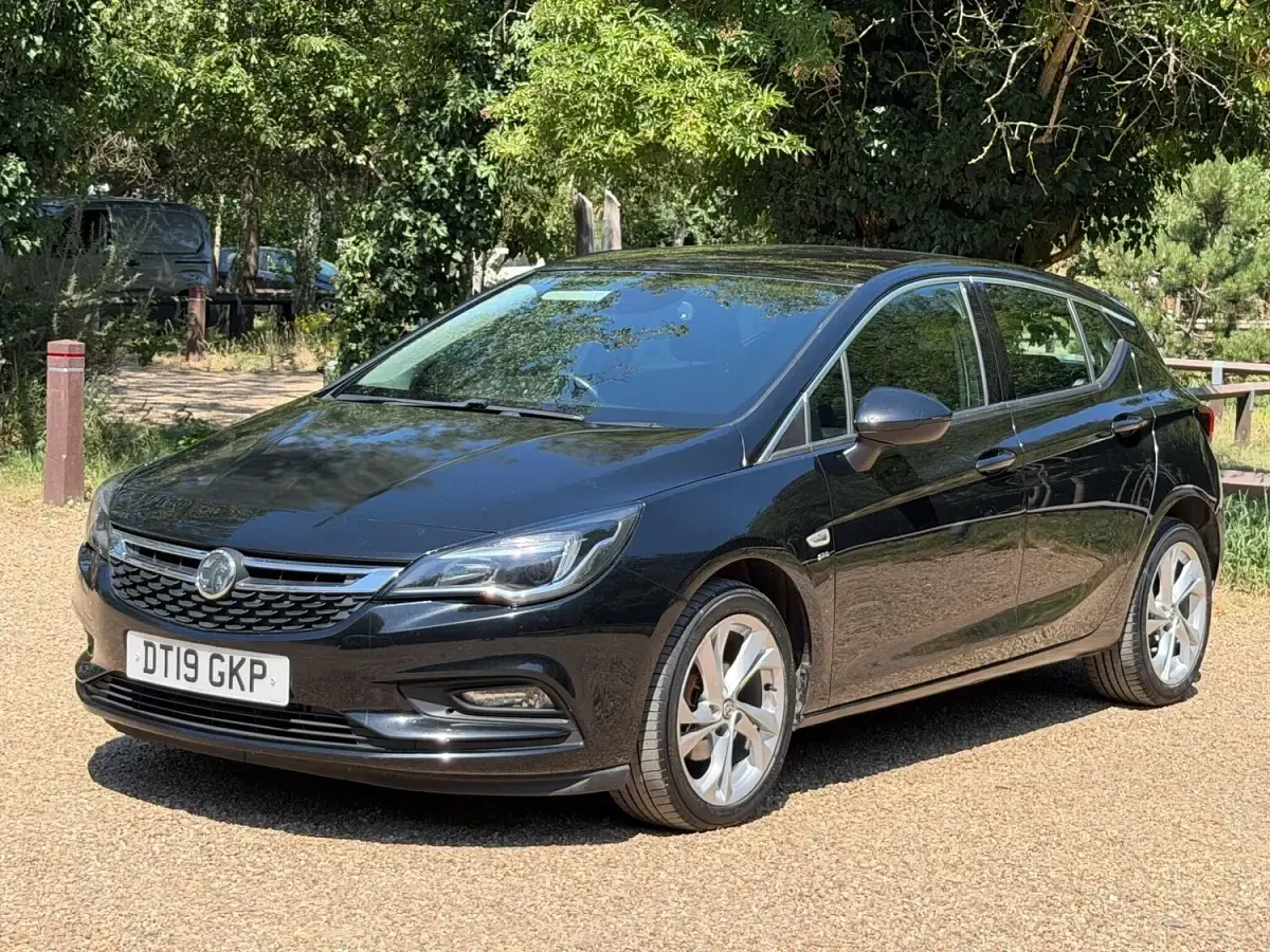 Used Vauxhall Astra SRi 105 HP (77 kW) 2019 Black Hatchback
