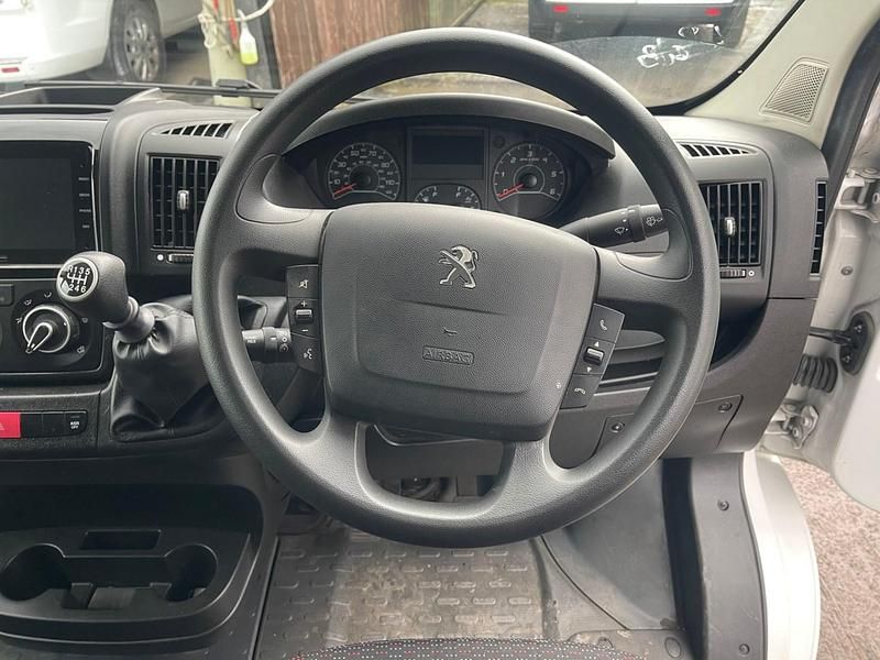 Gebraucht Peugeot Boxer Premium 140 PS (102 kW) 2023 Weiß Van