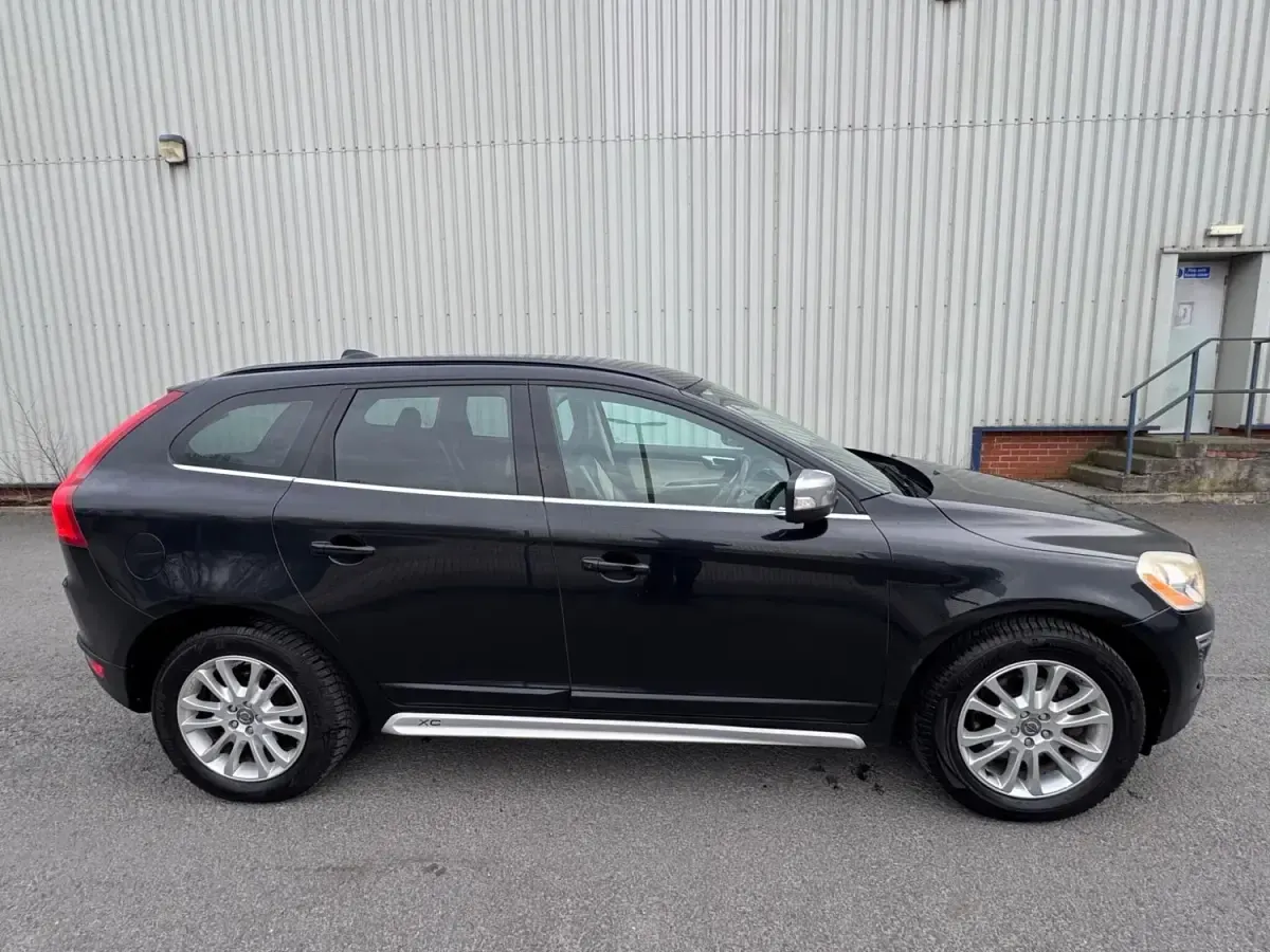 Usado Volvo XC60 R-Design 205 HP (150 kW) 2010 Preto SUV