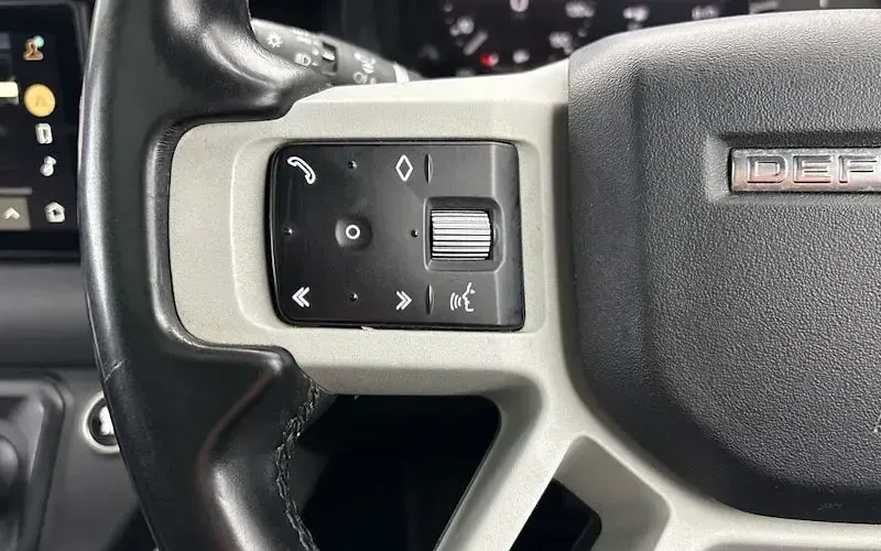 Used Land Rover Defender SE Dynamic 250 HP (183 kW) 2023 Eiger grey SUV