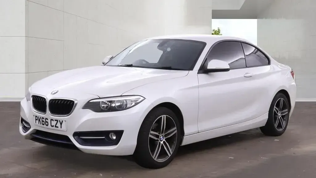 Usado BMW 218 Sport Line 136 CV (100 kW) 2016 Blanco Coupe