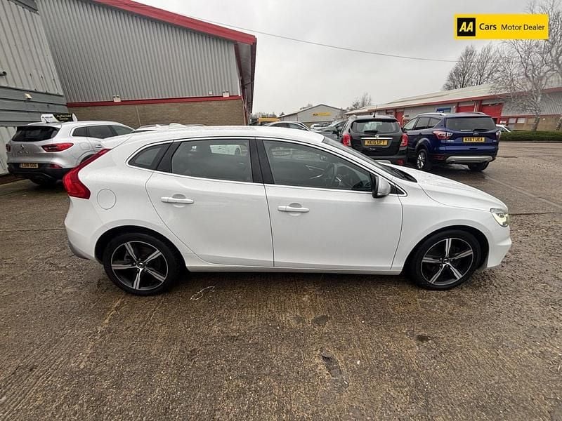 Used Volvo V40 R-Design 122 HP (89 kW) 2016 White Hatchback