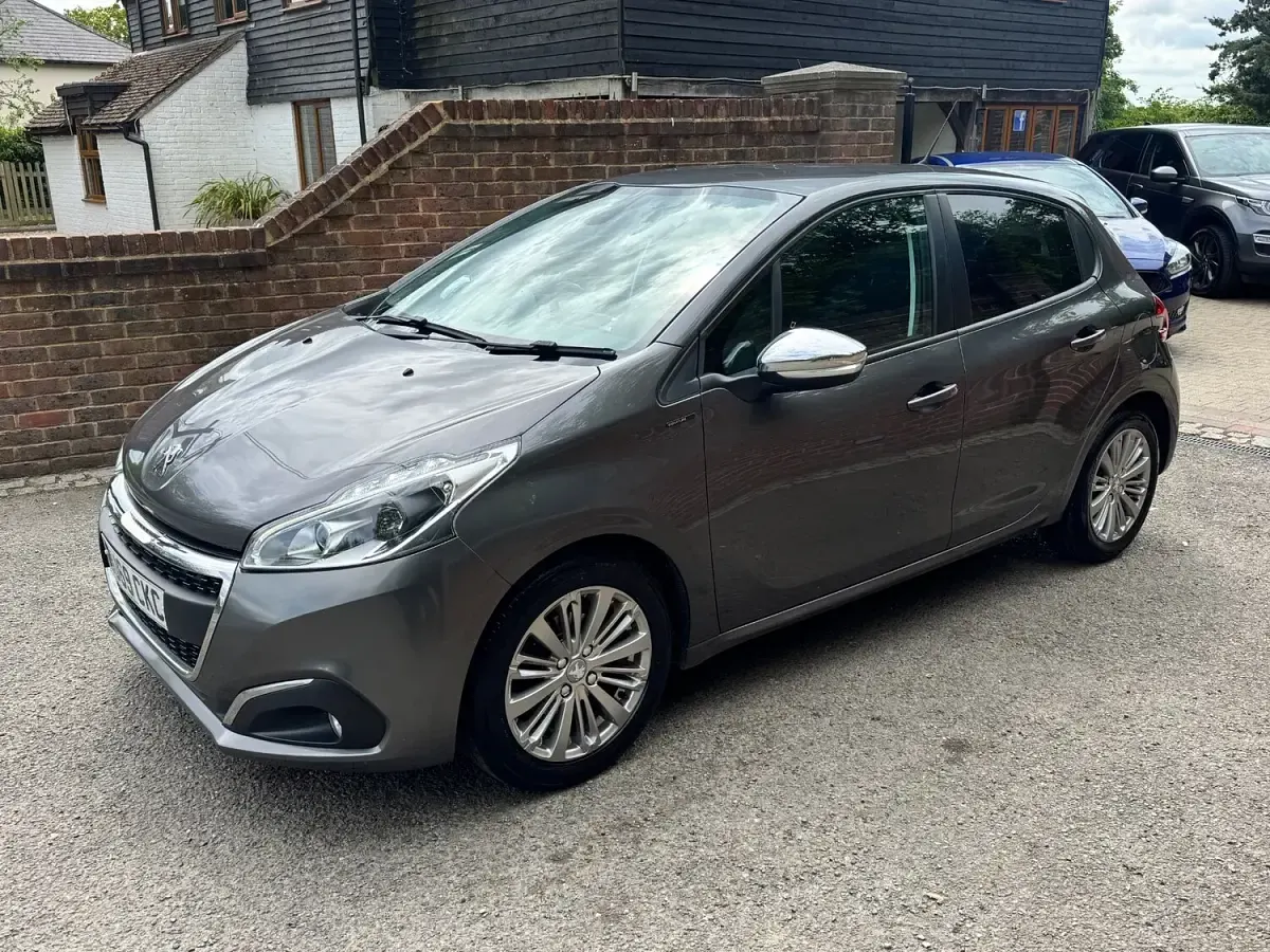 Used Peugeot 208 Signature Sky 82 HP (60 kW) 2019 Grey Hatchback