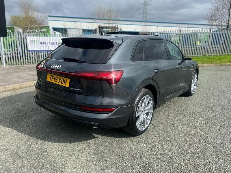Usado Audi e-tron Comfort 300 kW (408 CV) 2019 Gris SUV