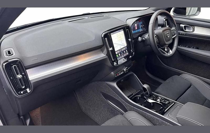 New Volvo XC40 Plus 161 HP (118 kW) 2025 White SUV