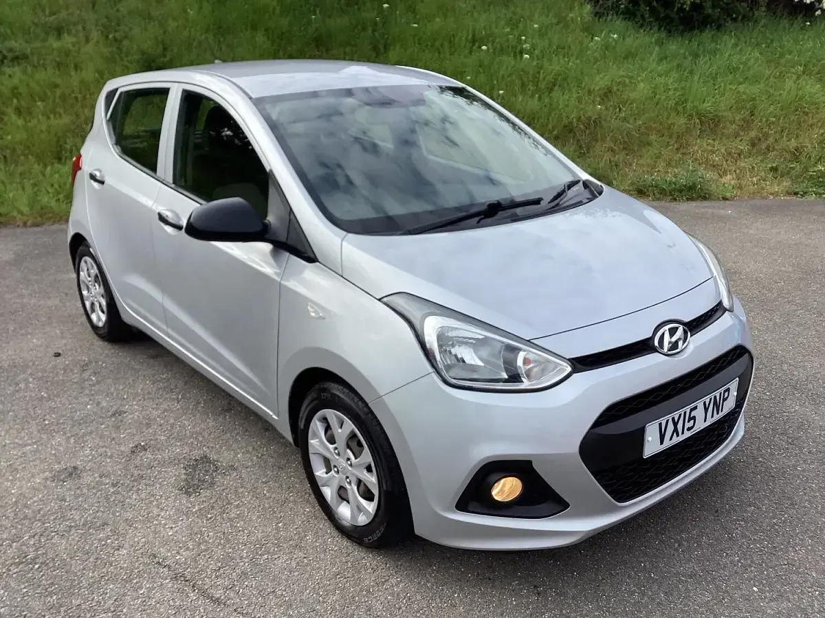 Usado Hyundai i10 67 CV (49 kW) 2015 Plateado Utilitario