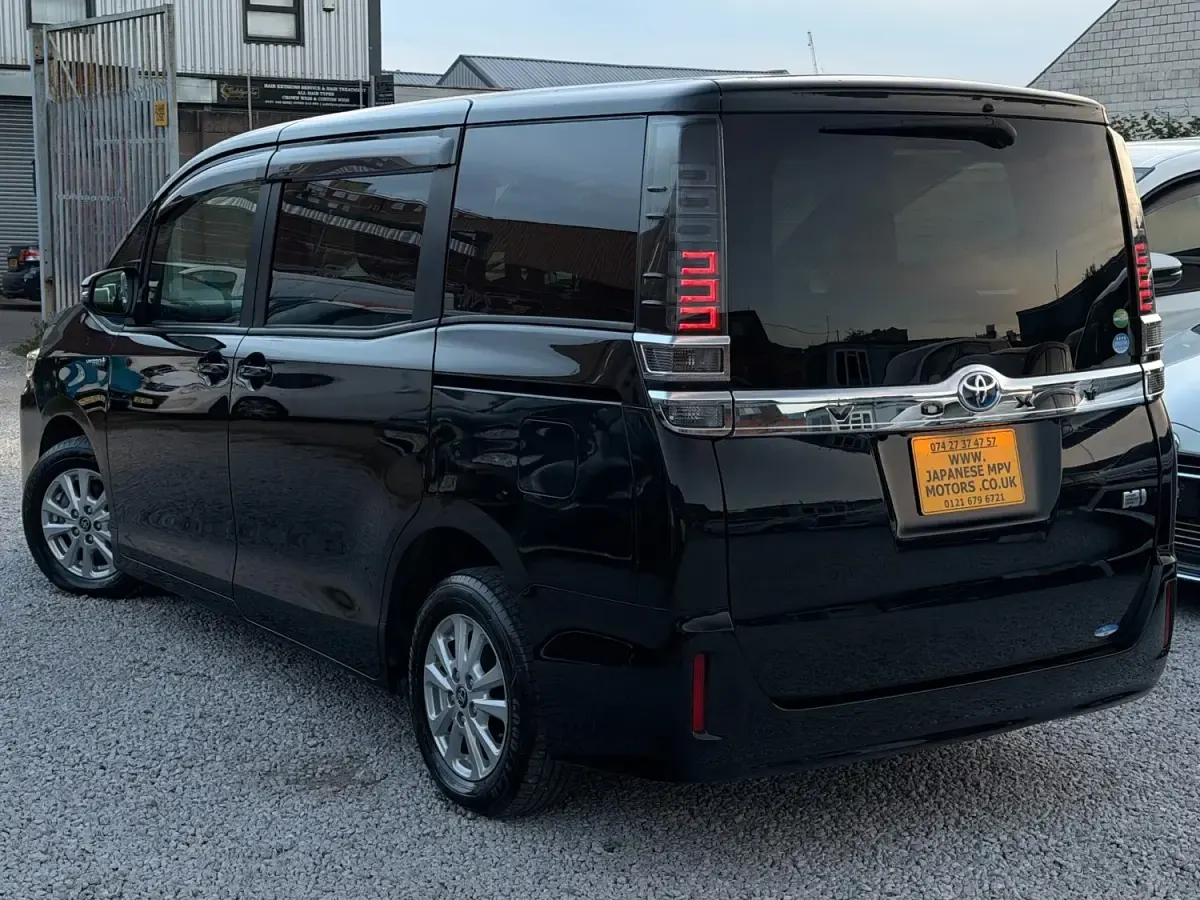 Begagnad Toyota Noah 2018 Svart Minibuss