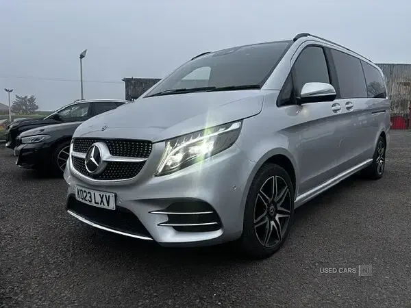 Usado Mercedes V220 AMG line 163 HP (119 kW) 2023 Prateado Monovolume