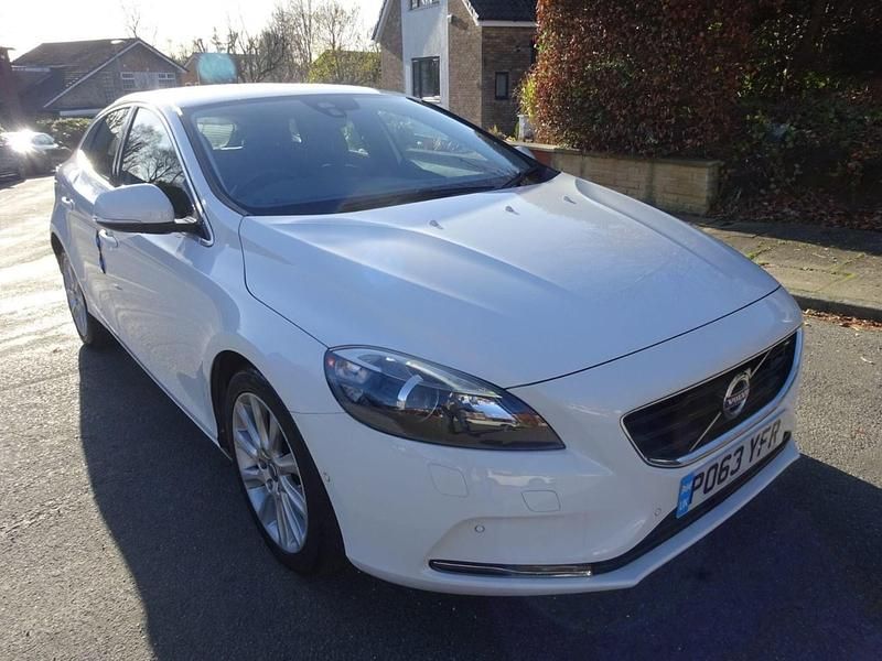 Used Volvo V40 SE Lux 115 HP (84 kW) 2013 White Hatchback