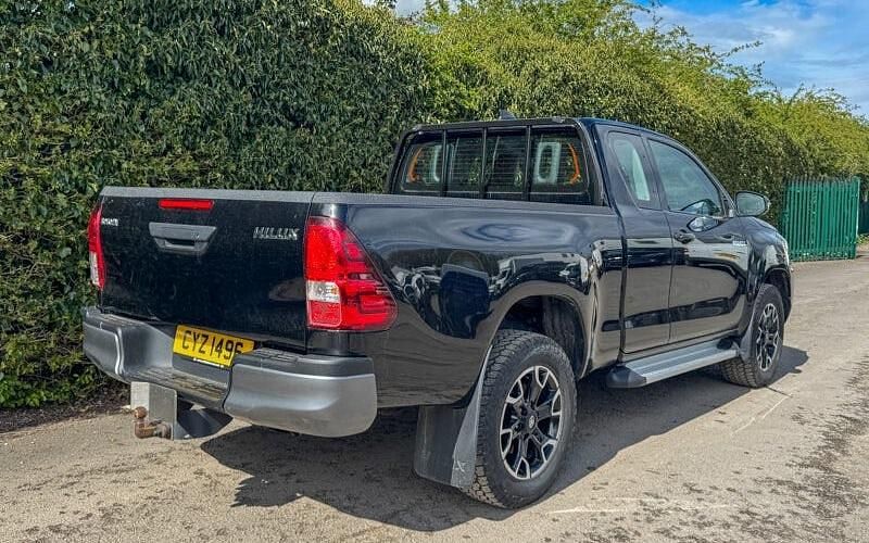 Used Toyota HiLux Active 150 HP (110 kW) 2023 Black Pickup