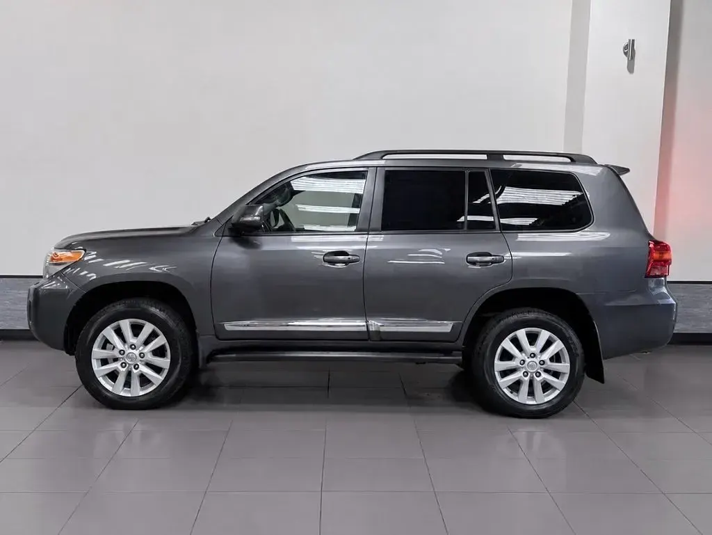 Used Toyota Land Cruiser 272 HP (200 kW) 2014 Grey SUV