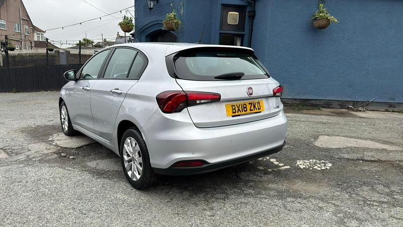 Usado Fiat Tipo Easy Plus 95 HP (69 kW) 2018 Prateado Citadino