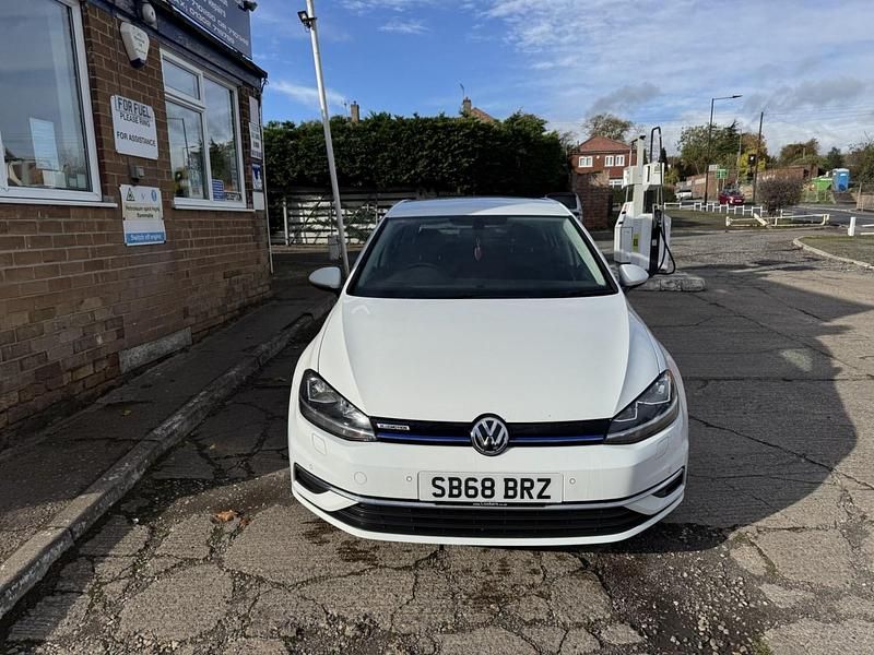 Used VW Golf VII SE 130 HP (95 kW) 2018 White Hatchback