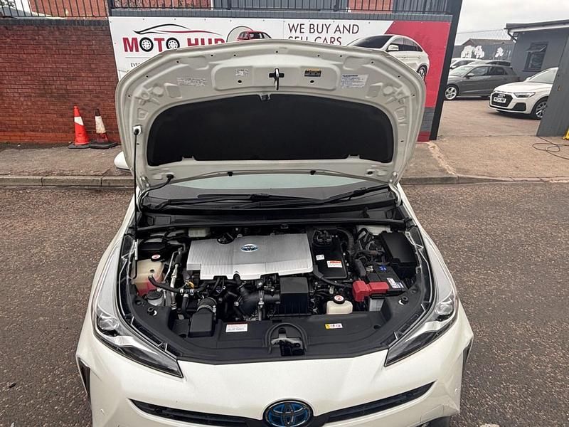 Used Toyota Prius 2025 White Hatchback