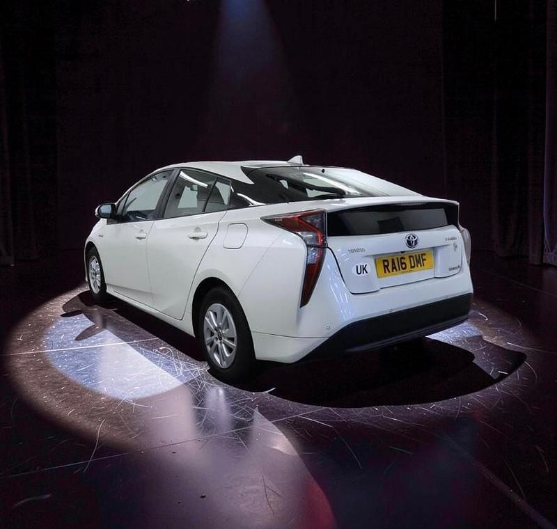 Used Toyota Prius Business Edition 122 HP (89 kW) 2016 White Hatchback