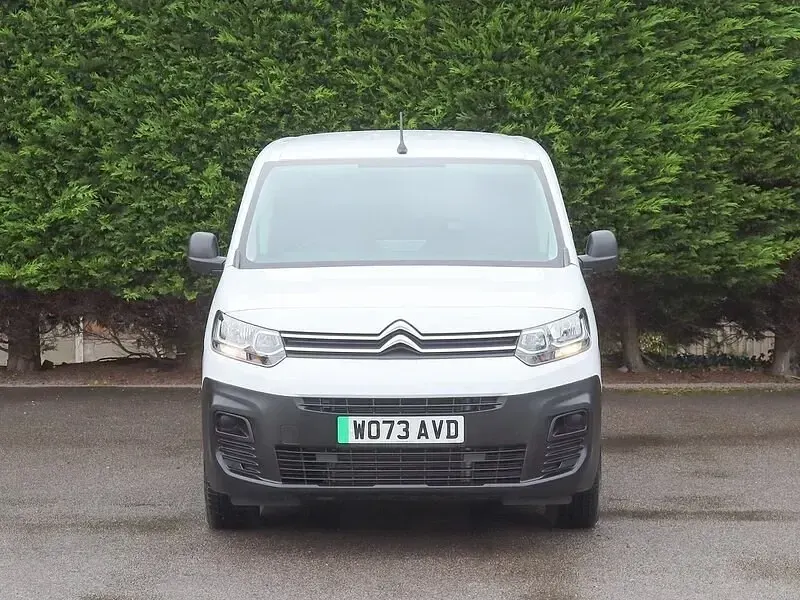 Begagnad Citroën e-Berlingo 100 kW (136 HK) 2024 Vit Minibuss