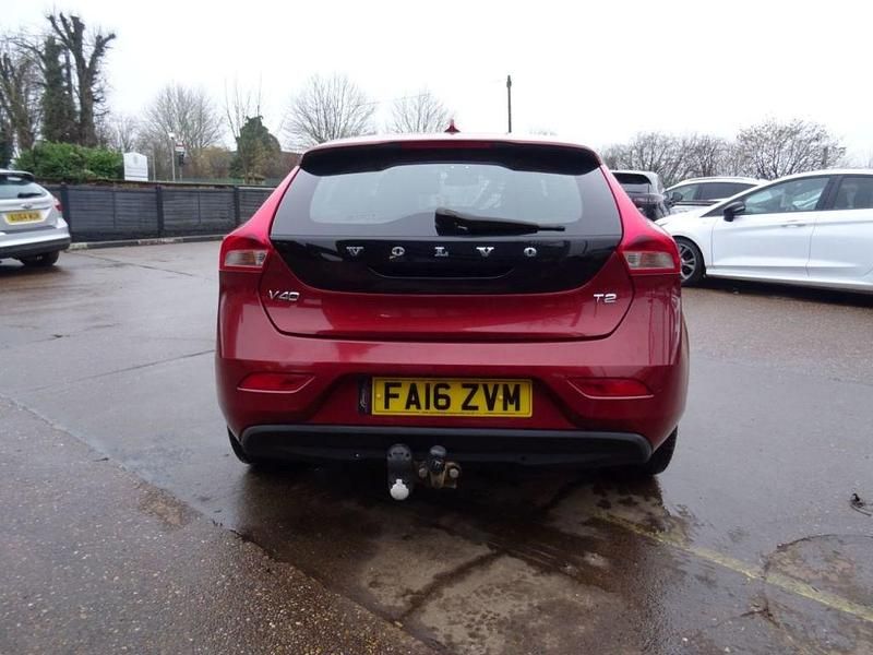 Used Volvo V40 Momentum 122 HP (89 kW) 2016 Red Hatchback