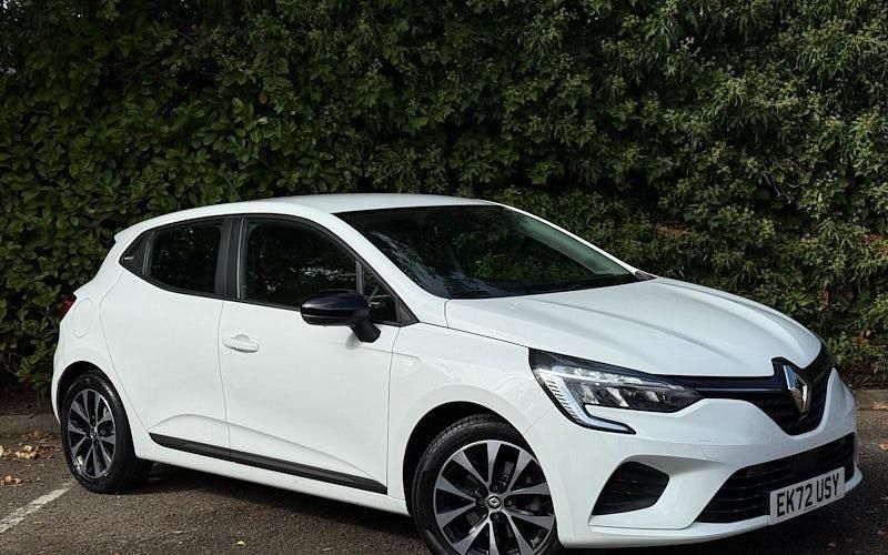 Solid glacier white Used 2022 Renault Clio V Evolution Hatchback | £13,652 (Good price) - Image 1/4