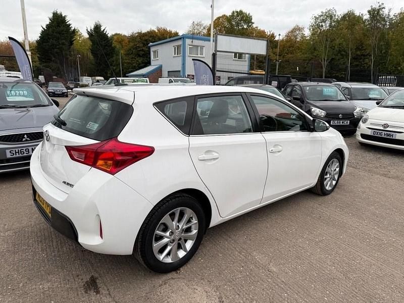 Used Toyota Auris 101 HP (74 kW) 2013 White Hatchback