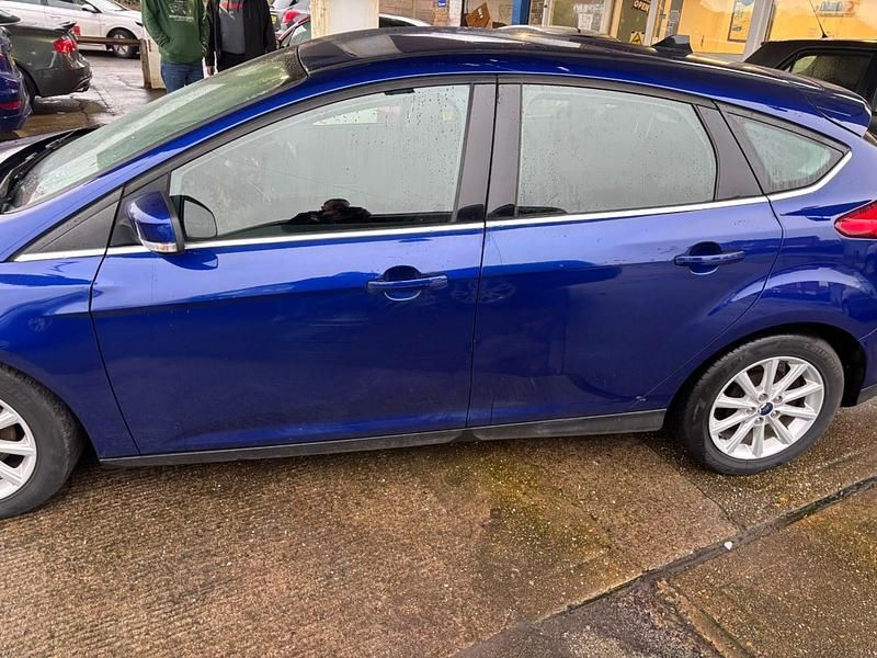 Used Ford Focus Titanium 125 HP (91 kW) 2015 Blue Hatchback