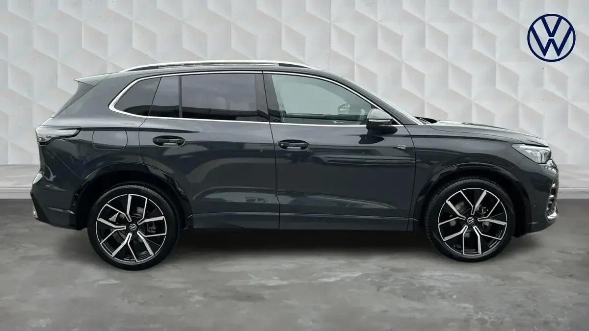 Używany VW Tiguan R-line 150 KM (110 kW) 2025 Szary SUV