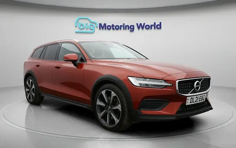 Usado Volvo V60 CC 197 HP (144 kW) 2021 Vermelho Carrinha
