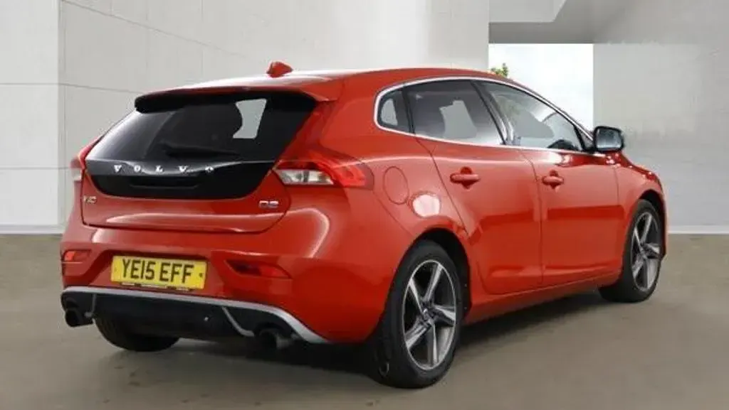 Used Volvo V40 R-Design 115 HP (84 kW) 2015 Red Hatchback