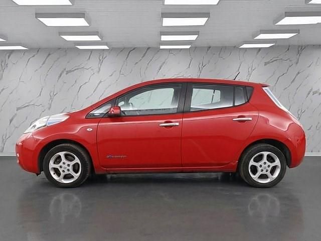 Begagnad Nissan Leaf Acenta 80 kW (109 HK) 2017 Röd Halvkombi